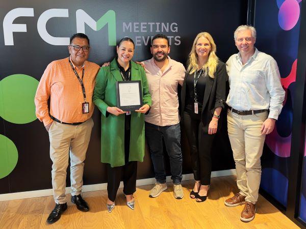 Directores recibiendo el certificado