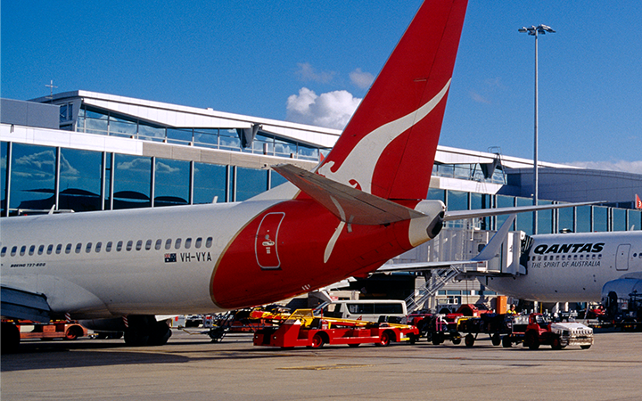 qantas plane at sydney airport