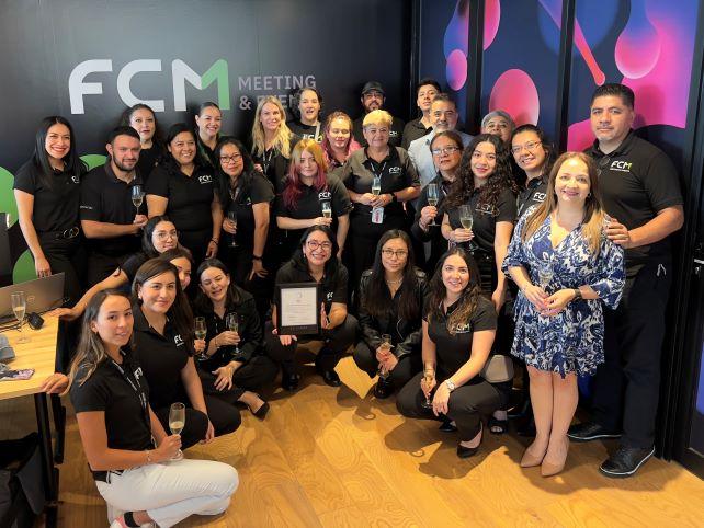 Grupo de FCM M&E recibiendo el certificado de Competitividad Global en Reuniones